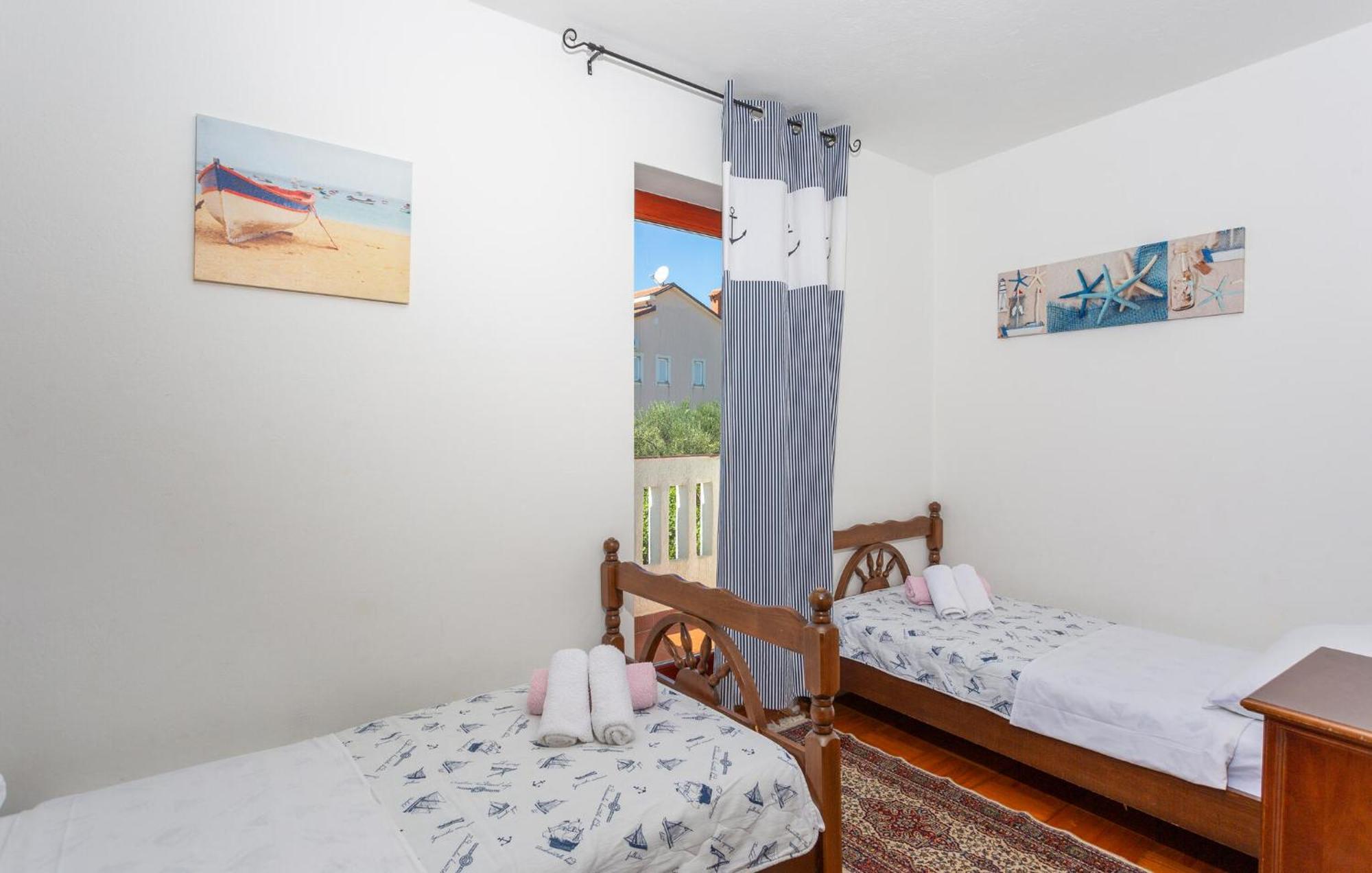 3 Bedroom Stunning Apartment In Krk Đảo Krk Ngoại thất bức ảnh